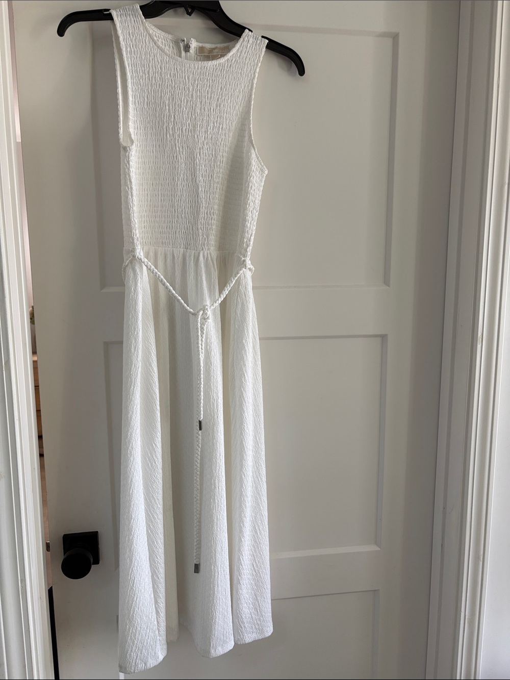 Sleeveless white scrunch midi dress